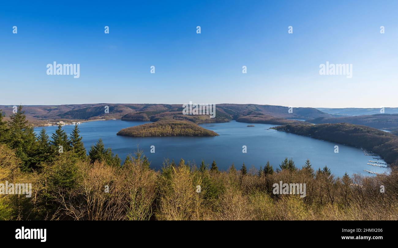 Rursee-Panorama im Nationalpark Eifel Stockfoto