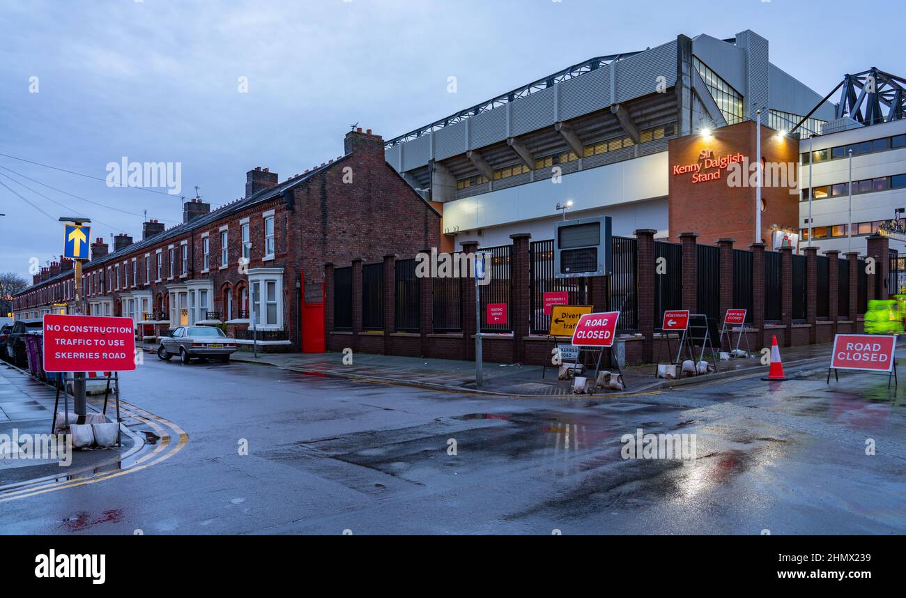 Der Sir Kenny Dalglish steht in Anfield, dem Heimstadion des Liverpool Football Club seit 1892. Skerries Rd auf der linken Seite, Anfield Rd auf der rechten Seite. Dez 2021. Stockfoto