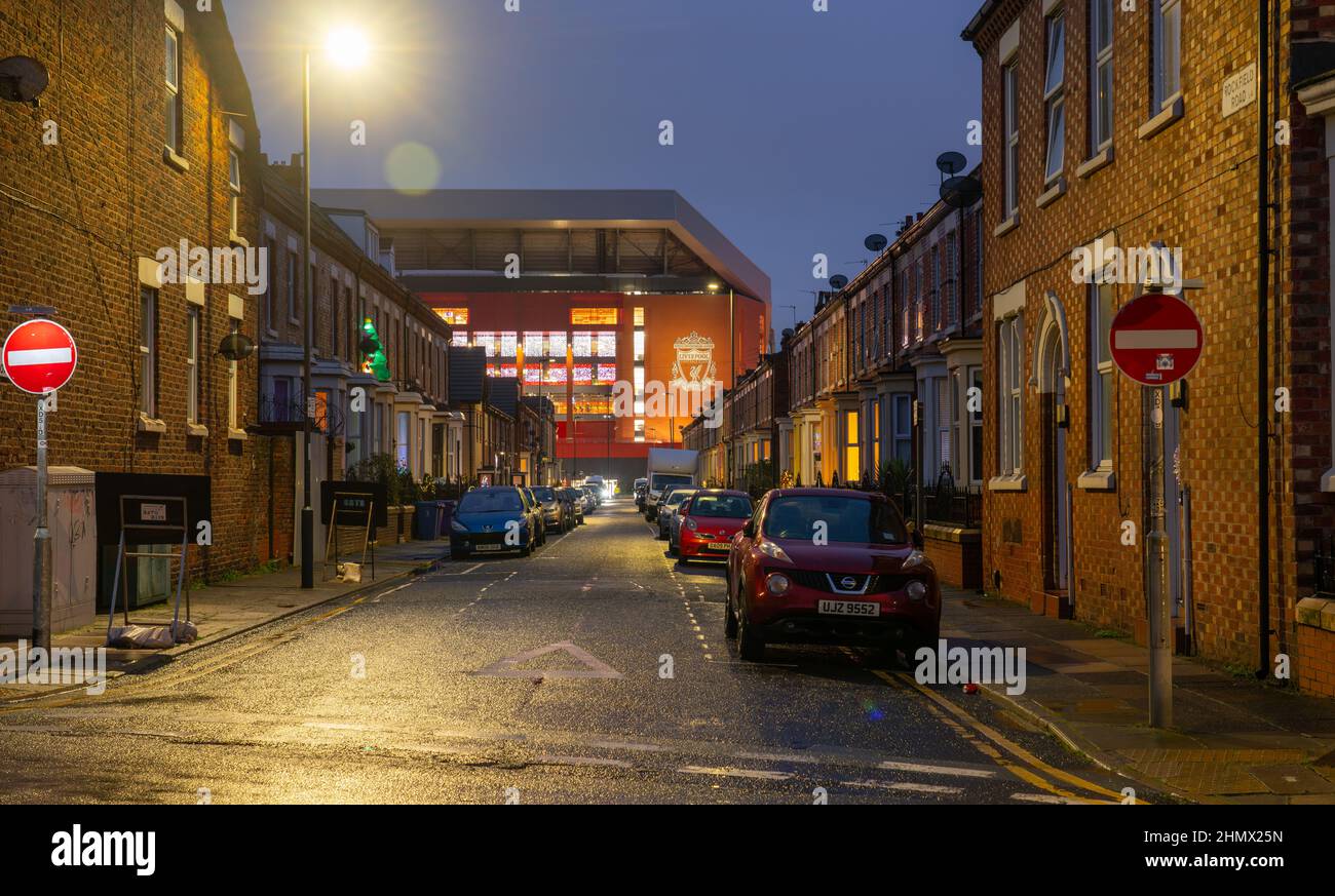 Haupttribüne des Liverpool Football Club, von der Rockfield Road aus gesehen. Aufnahme im Dezember 2021. Stockfoto