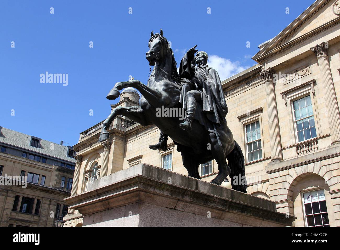 Reiterstatue des Duke of Wellington, von John Steell, enthüllt 1852, vor dem Register House in der Princes Street, Edinburgh, Schottland, Großbritannien Stockfoto