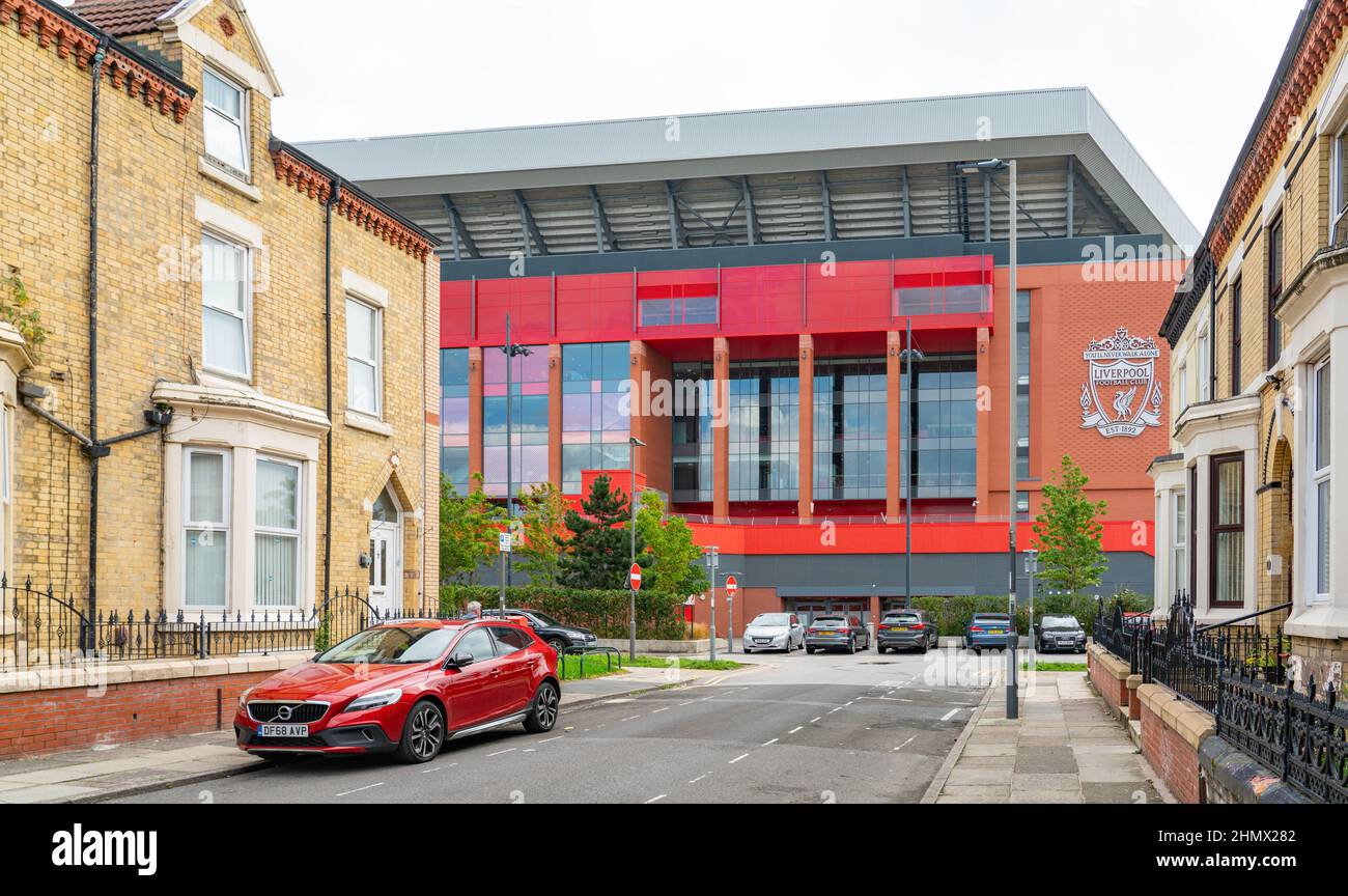 Haupttribüne des Liverpool Football Club, von der Rockfield Road aus gesehen. Bild aufgenommen im September 2021. Stockfoto