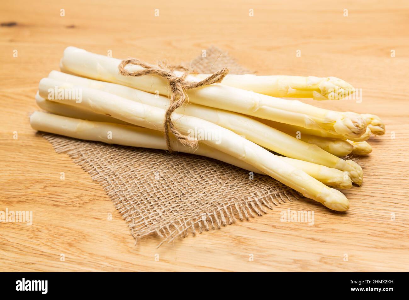 Mit dem weißen Spargel verbunden Stockfoto