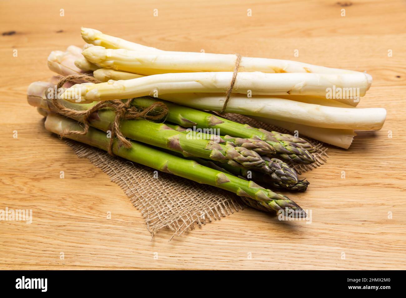 Grünem und weißem Spargel Stockfoto
