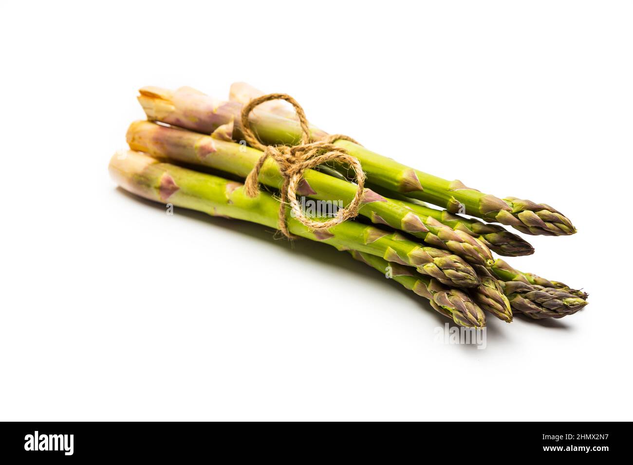 Grüner Spargel, isoliert auf weiß Stockfoto