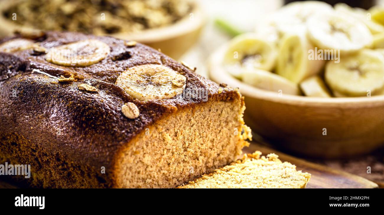 Veganes Brot mit Fruchtstücken, Bananengeschmack, hausgemachtes veganes Rezept, Spotfokus Stockfoto