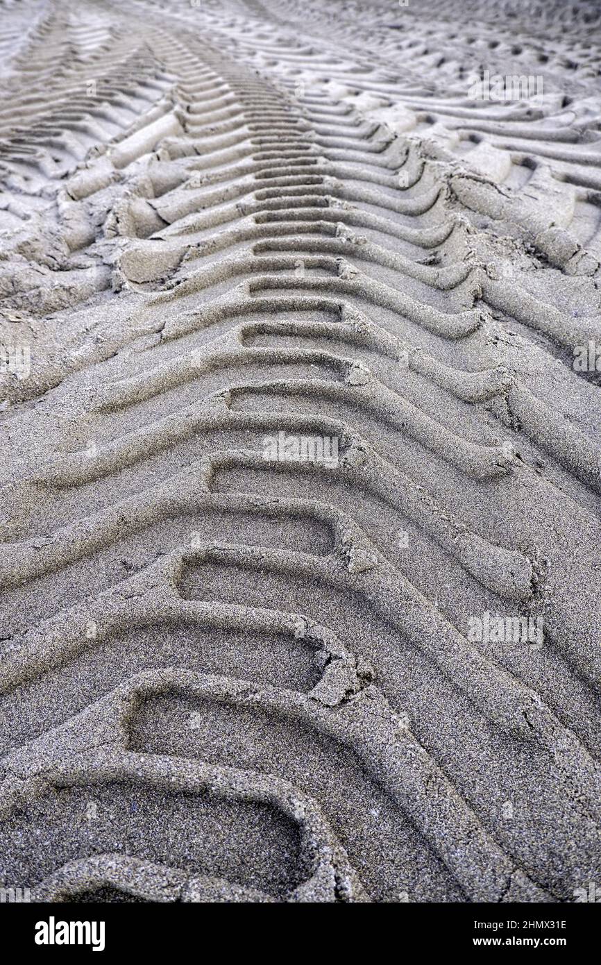 Reifenschilder am Strandsand, Fahrzeugmarkierungen Stockfoto