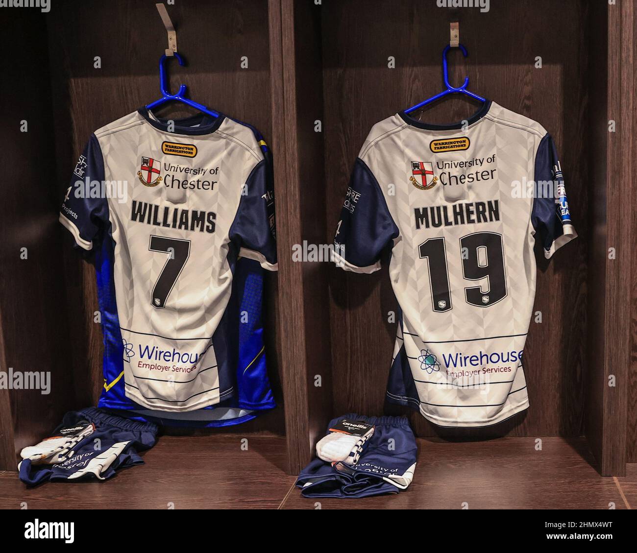 Warrington Umkleidezimmer-Trikots von George Williams #7 von Warrington Wolves und Rob Mulhern #19 von Warrington Wolves Stockfoto