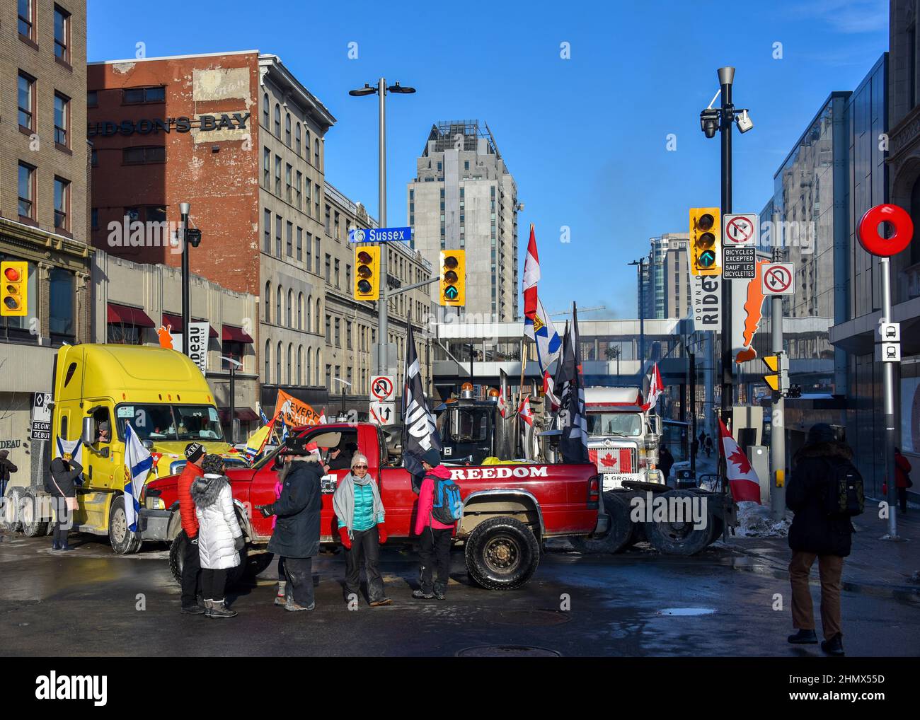 Ottawa, Kanada - 7. Februar 2022: Konvoi-Lastwagen stellen im Rahmen des Protestes des Trucker-Konvoi-Mandats die Rideau-Straße, eine Hauptdurchgangsstraße, zur Verfügung. Der Protest hat einen Großteil der Innenstadt von Ottawa stillgesetzt und für die Anwohner und die Wirtschaft viel Leid verursacht. Stockfoto