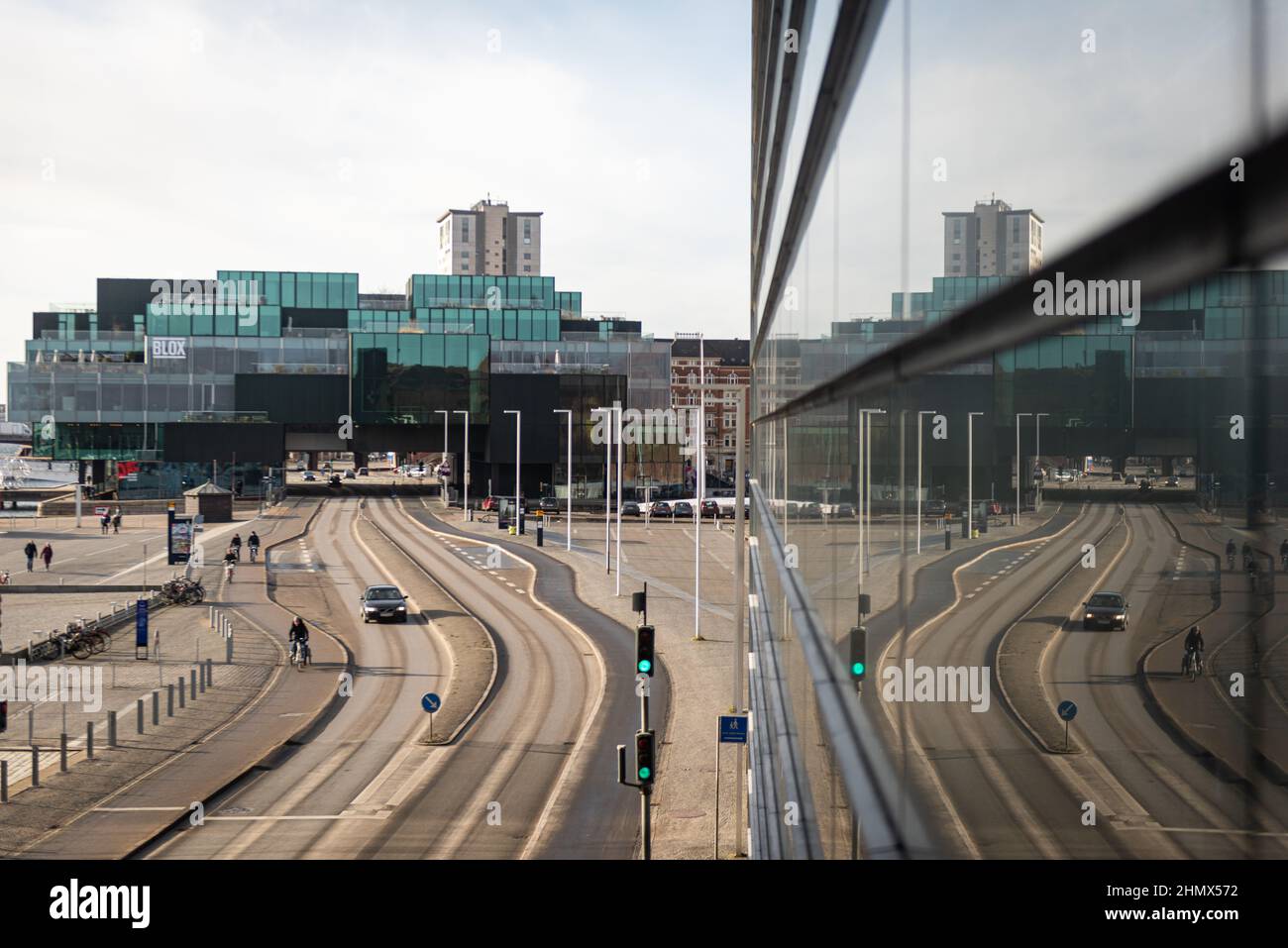 Ein Spiegelbild, das aus dem schwarzen Diamanten von kopenhagen in Dänemark schaut Stockfoto