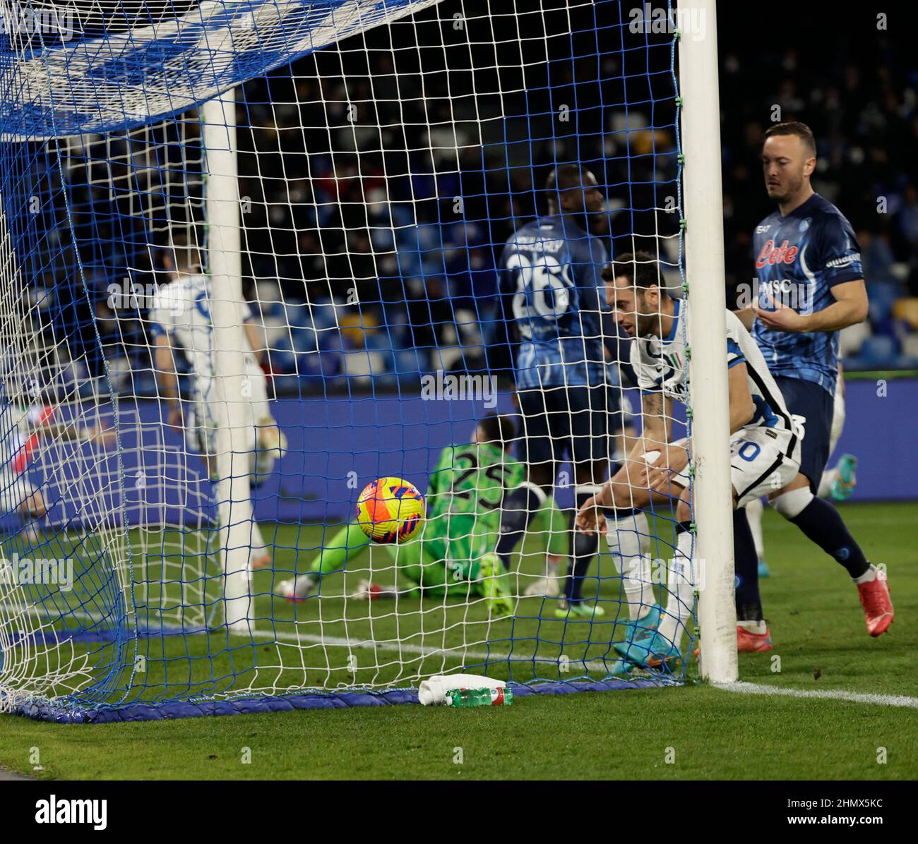 12th. Februar 2022; Diego Armando Maradona Stadium, Neapel, Italien; Serie A Football, SSC Napoli gegen Inter Mailand; Edin Dzeko von Inter Mailand erzielt in der 47th. Minute 1-1 Punkte Stockfoto