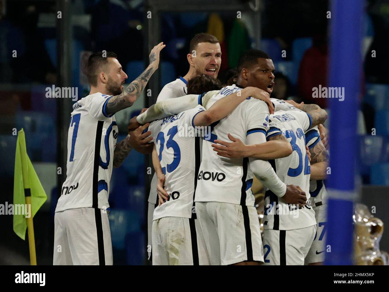 12th. Februar 2022; Diego Armando Maradona Stadium, Neapel, Italien; Serie A Football, SSC Napoli gegen Inter Mailand; Edin Dzeko von Inter feiert, nachdem er in der 47th. Minute 1-1 Punkte erzielt hat Stockfoto