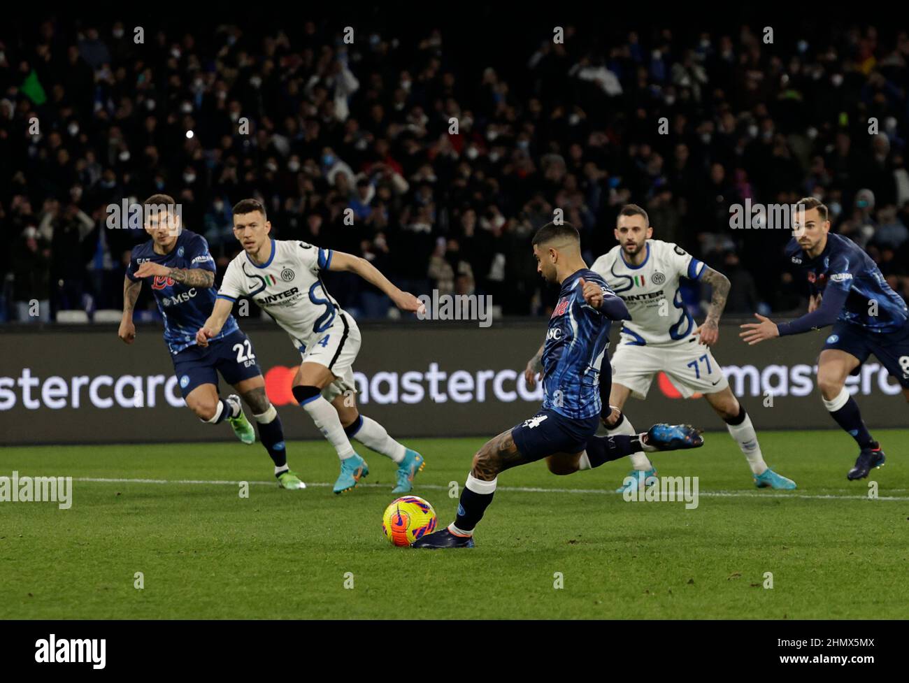 12th. Februar 2022; Diego Armando Maradona Stadium, Naples, Italien; Serie A Football, SSC Napoli gegen Inter Mailand; Lorenzo Insigne von Napoli punktet mit einem Elfmeterschießen für 1-0 in 7th Minuten Stockfoto