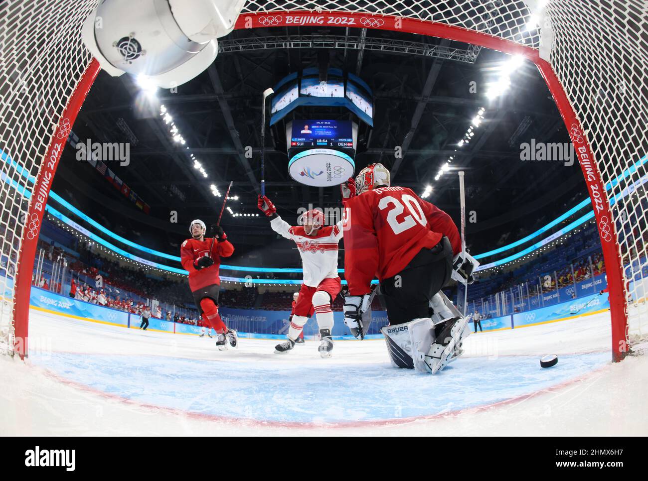 Peking, China. 12th. Februar 2022. Torwart Reto Berra (R) aus der Schweiz verfehlt beim Eishockey-Spiel der Gruppe B zwischen der Schweiz und Dänemark im Wukesong Sports Center in Peking, der Hauptstadt Chinas, am 12. Februar 2022 ein Tor von Frederik Storm (C) aus Dänemark. Quelle: Song Yanhua/Xinhua/Alamy Live News Stockfoto