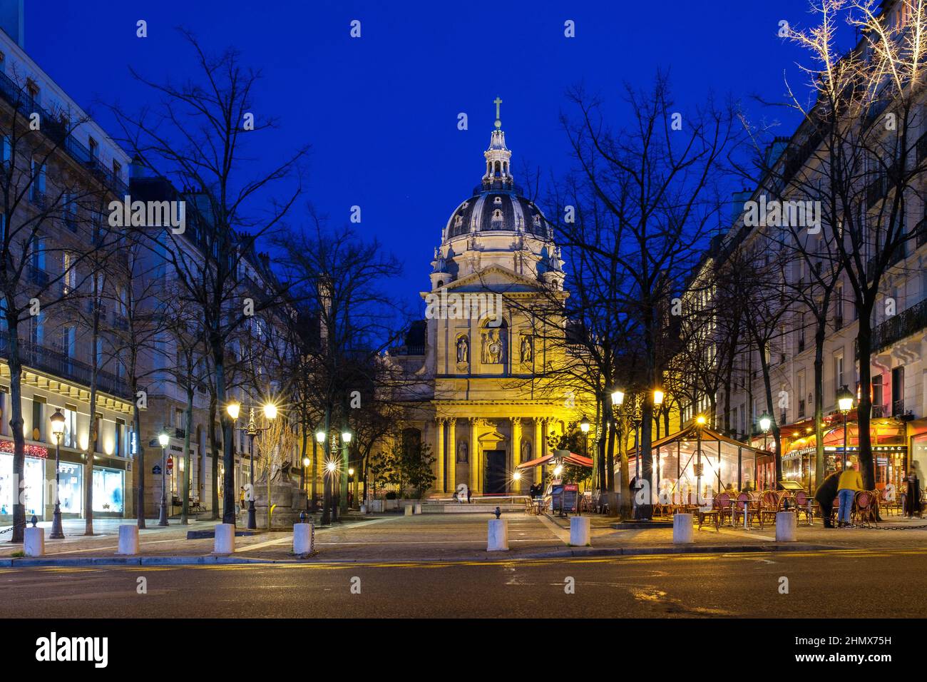 Paris, Frankreich - 11. Februar 2022 : Blick auf die wunderschöne beleuchtete Sorbonne-Kapelle in der Nähe der berühmten Universität von Paris Stockfoto