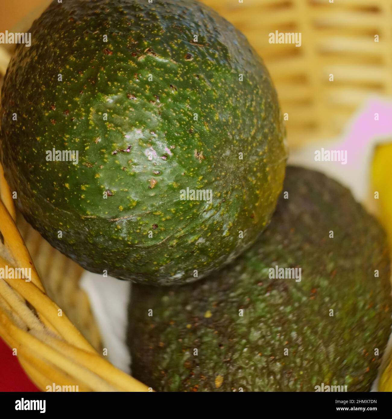 Avocados im Korb. Stockfoto