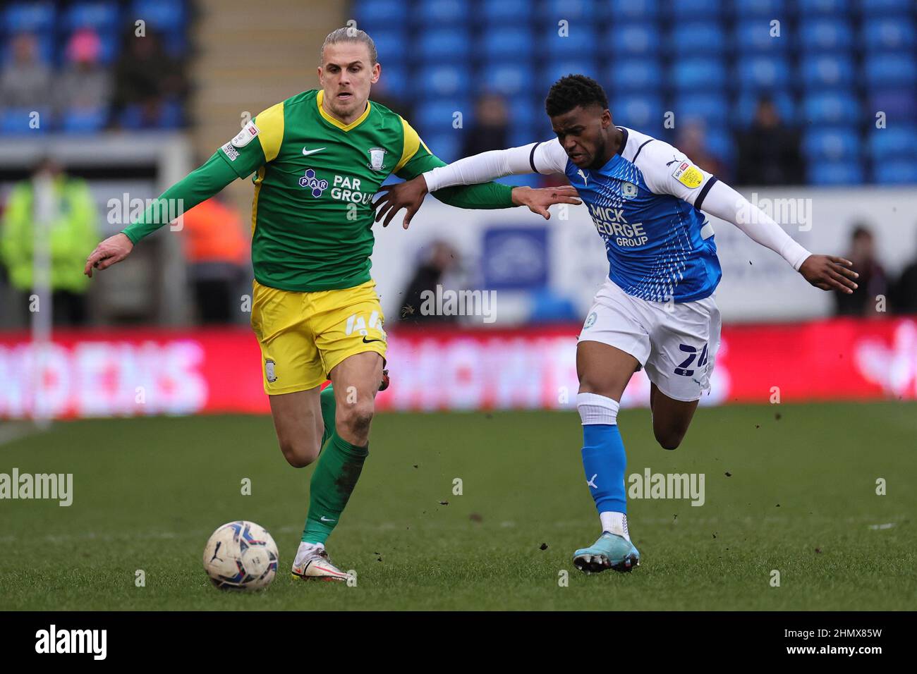 PETERBOROUGH, GROSSBRITANNIEN. FEBRUAR 12TH. Brad Potts von Preston North End läuft mit dem Ball unter Druck von Bali Mumba von Peterborough United während des Sky Bet Championship-Spiels zwischen Peterborough United und Preston North End im Weston Homes Stadium, Peterborough am Samstag, 12th. Februar 2022. (Kredit: James Holyoak | MI News) Kredit: MI Nachrichten & Sport /Alamy Live News Stockfoto