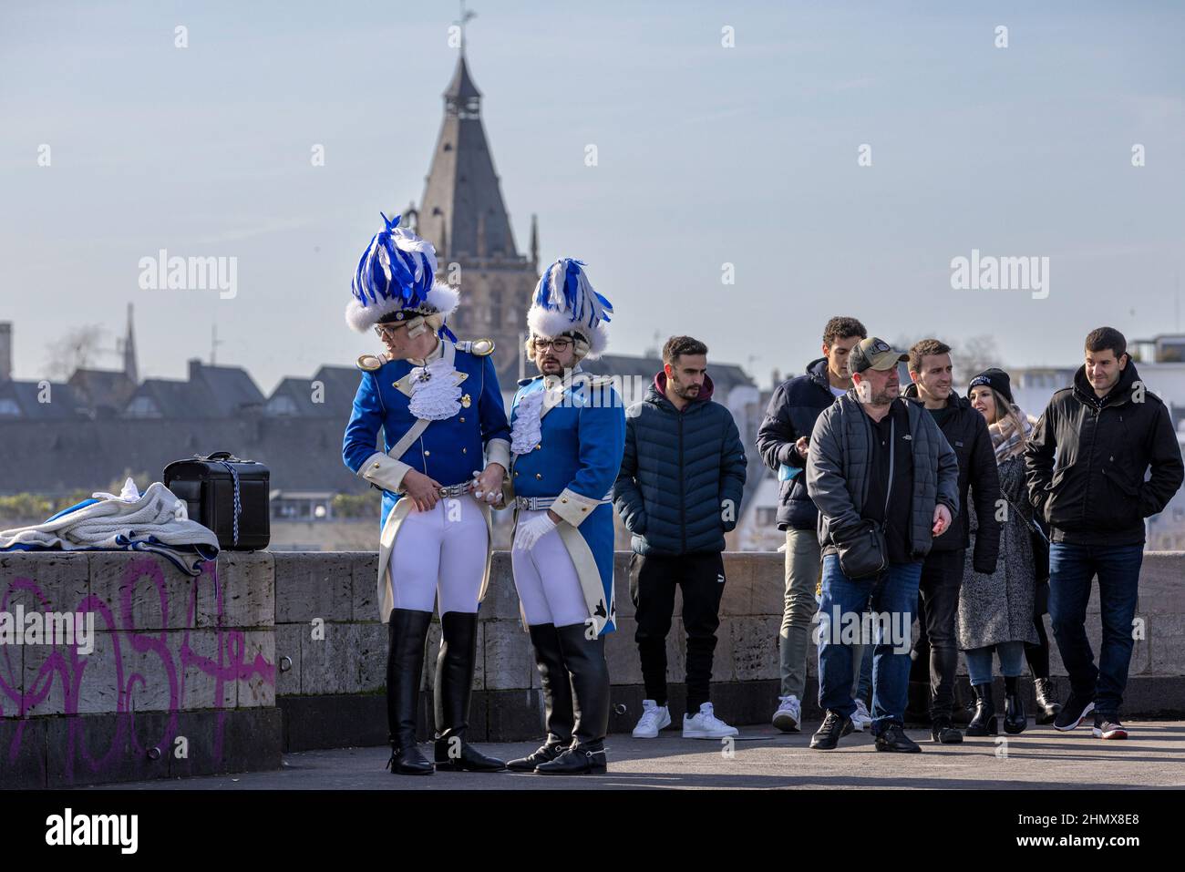 Zwei Männer in mittelalterlicher deutscher Uniform während des Kölner Karnevals Stockfoto