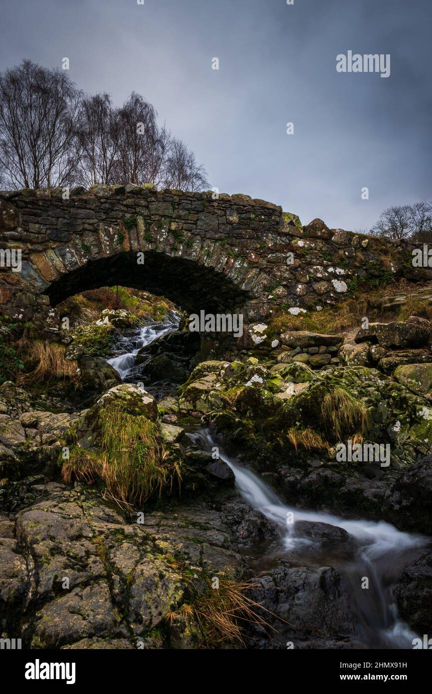 Ashness Bridge und Barrow Beck, Ashness, keswick, Lake District, Cumbria, Großbritannien. Aufgenommen an einem bewölkten Tag 24th. Januar 2022 Stockfoto