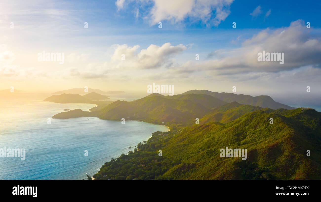 Luftaufnahme der Praslin und La Digue Inseln bei Sonnenaufgang. Seychellen, Indischer Ozean Stockfoto