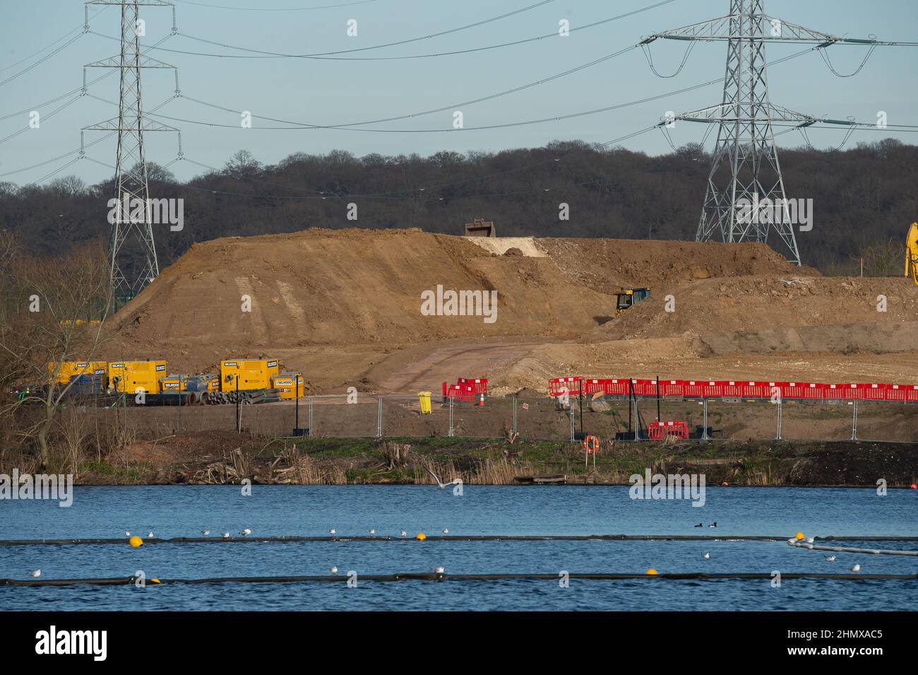 Denham, Buckinghamshire, Großbritannien. 12th. Februar 2022. Eine Haul-Straße für HS2 wird über dem Wasser im Denham Quarry gebaut. Quelle: Maureen McLean/Alamy Stockfoto