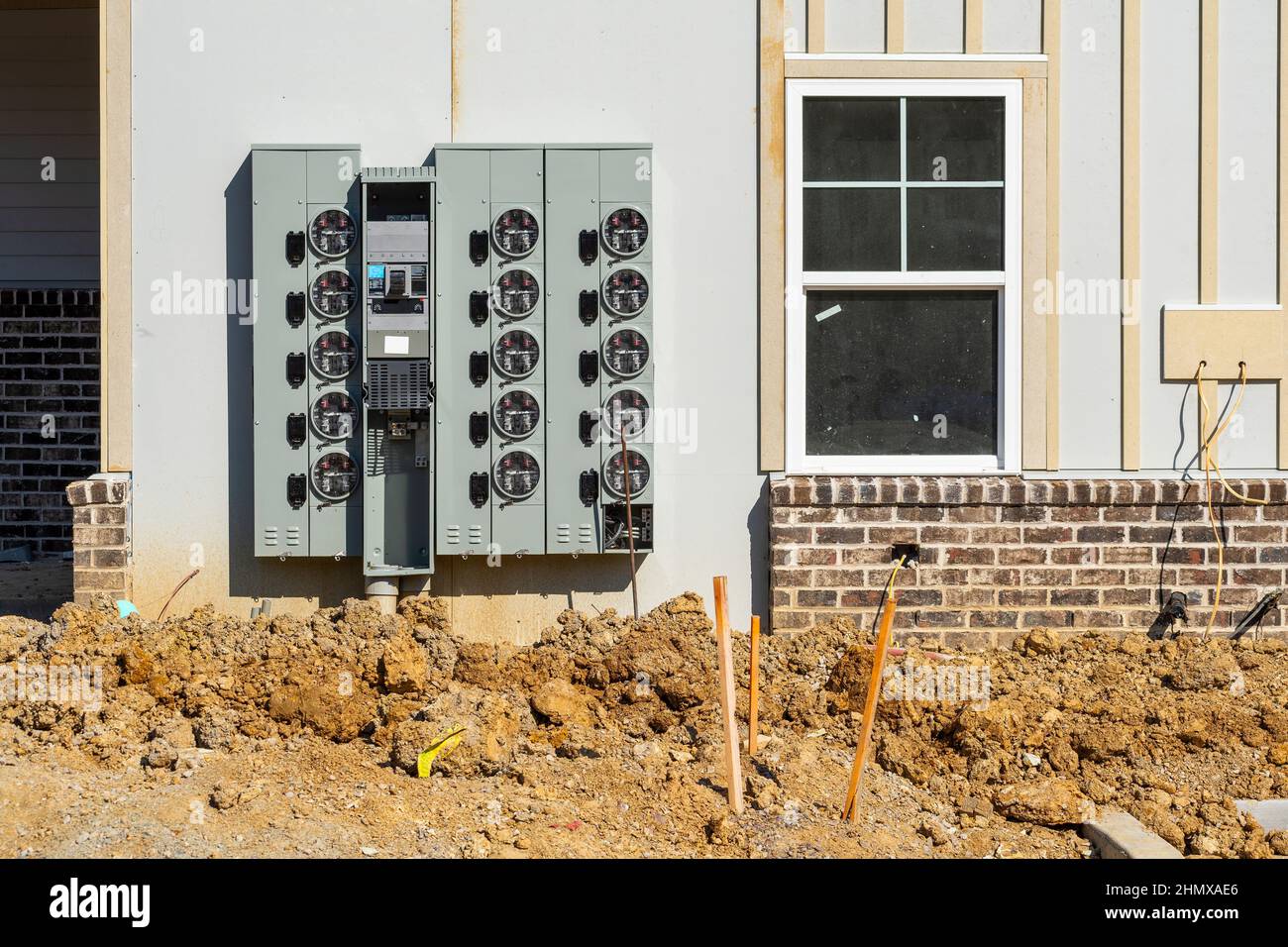Horizontale Aufnahme von neuen elektrischen Zählern für Wohnungen im Bau. Stockfoto