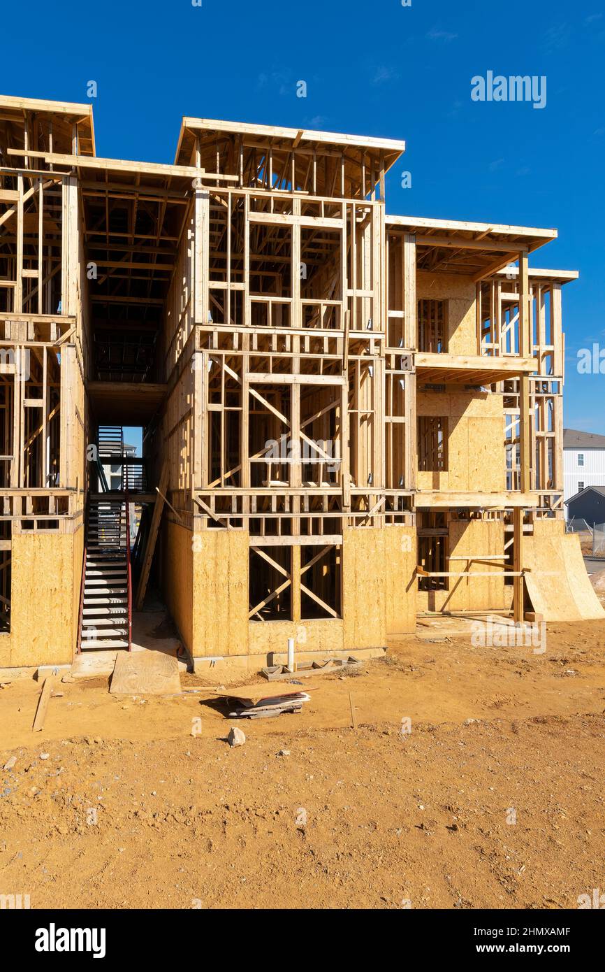 Vertikale Aufnahme der Holzarbeiten eines neuen Wohnkomplexes im Bau. Stockfoto
