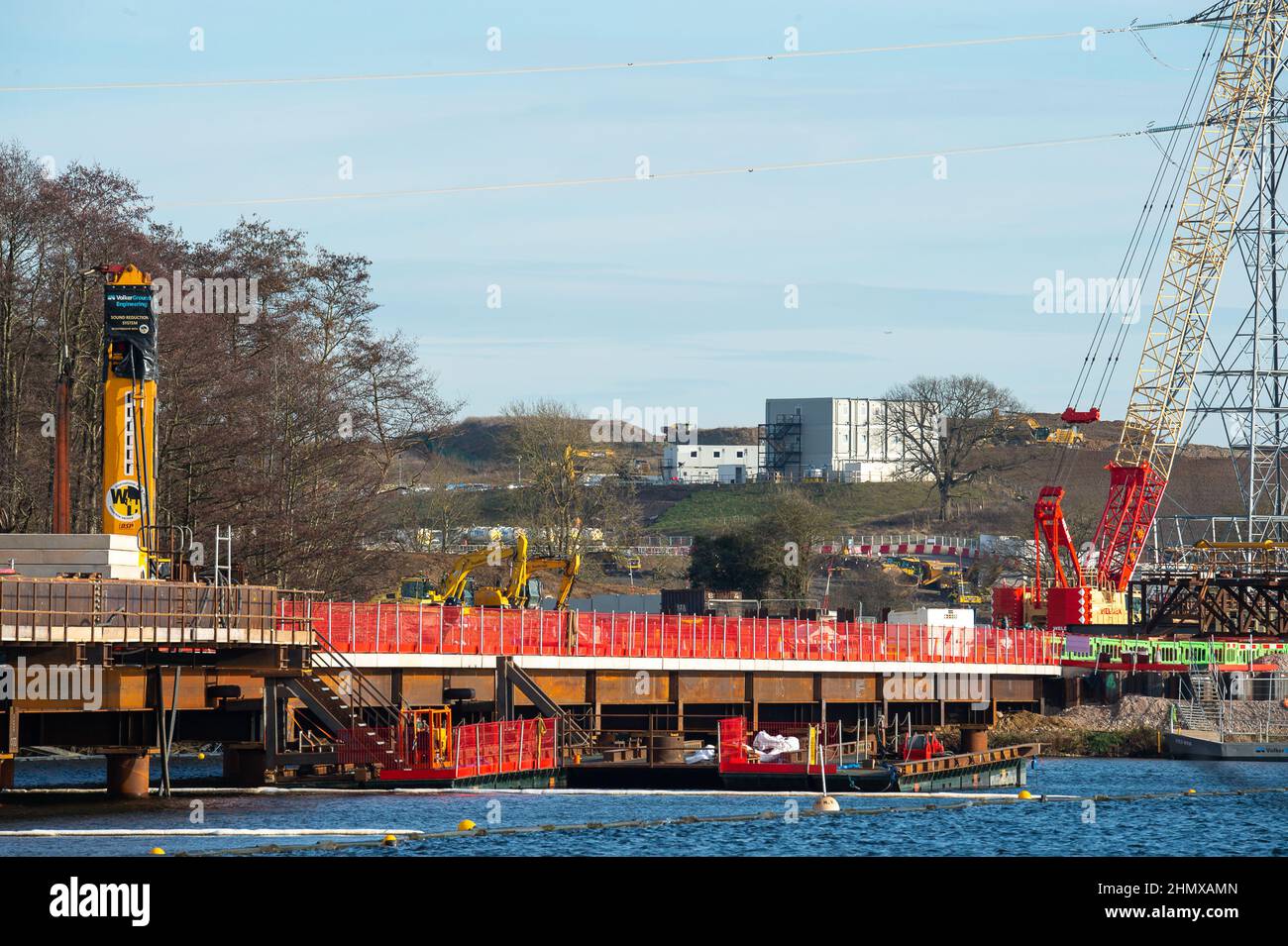 Denham, Buckinghamshire, Großbritannien. 12th. Februar 2022. Eine Haul-Straße für HS2 wird über dem Wasser im Denham Quarry gebaut. Quelle: Maureen McLean/Alamy Stockfoto