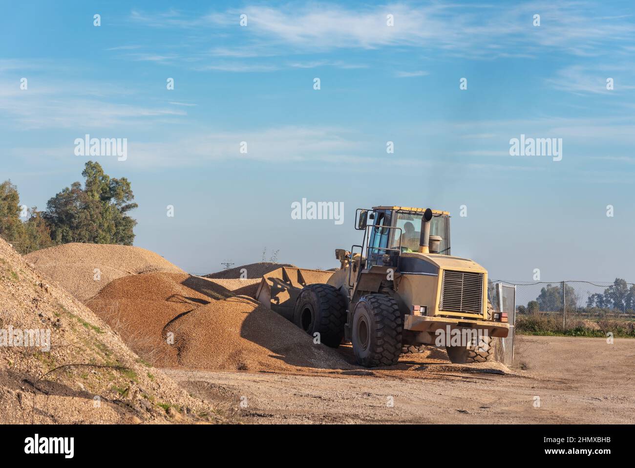 Baggerschaufel bewegt Sand in einem Steinbruch. Stockfoto