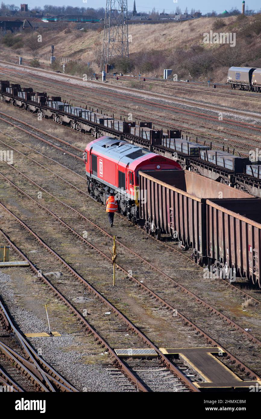 DB Cargo Class 66 Lokomotive an den T-Stücken Hof, Thornaby, Teesside mit dem 1207 Redcar Erz Terminal - Margam (South Wales) Eisenerz zug Güterzug Stockfoto