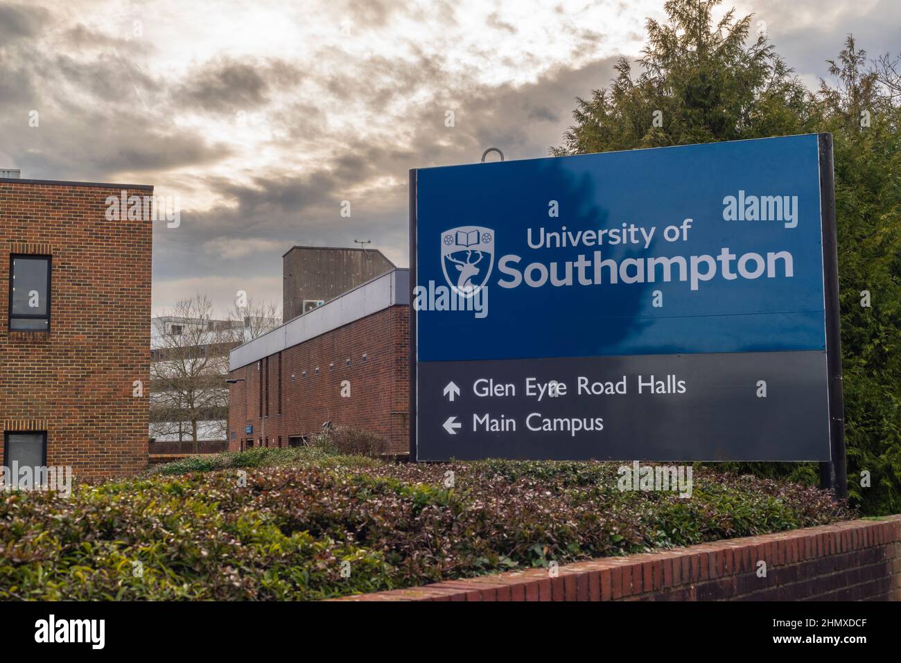 Schild der University of Southampton am Highfield Campus, Southampton, Hampshire, England, Großbritannien Stockfoto