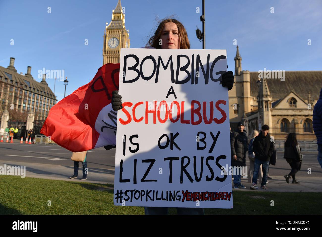 London, Großbritannien. 12th. Februar 2022. Eine Protesterin hält während der Demonstration ein Plakat, auf dem sie ihre Meinung zum Ausdruck bringt: Protest gegen den anhaltenden Krieg im Jemen. Die Demonstranten forderten ein Ende der Waffenverkäufe an die saudische Koalition. Kredit: SOPA Images Limited/Alamy Live Nachrichten Stockfoto