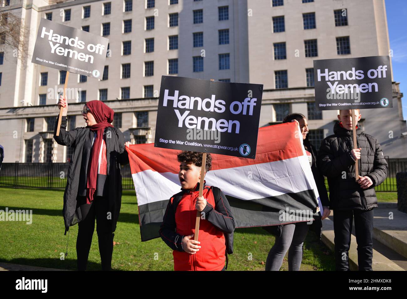 London, Großbritannien. 12th. Februar 2022. Demonstranten halten Plakate mit der Aufschrift "Hände weg vom Jemen" gegenüber der Downing Street während der Demonstration.Protest gegen den anhaltenden Krieg im Jemen. Die Demonstranten forderten ein Ende der Waffenverkäufe an die saudische Koalition. Kredit: SOPA Images Limited/Alamy Live Nachrichten Stockfoto
