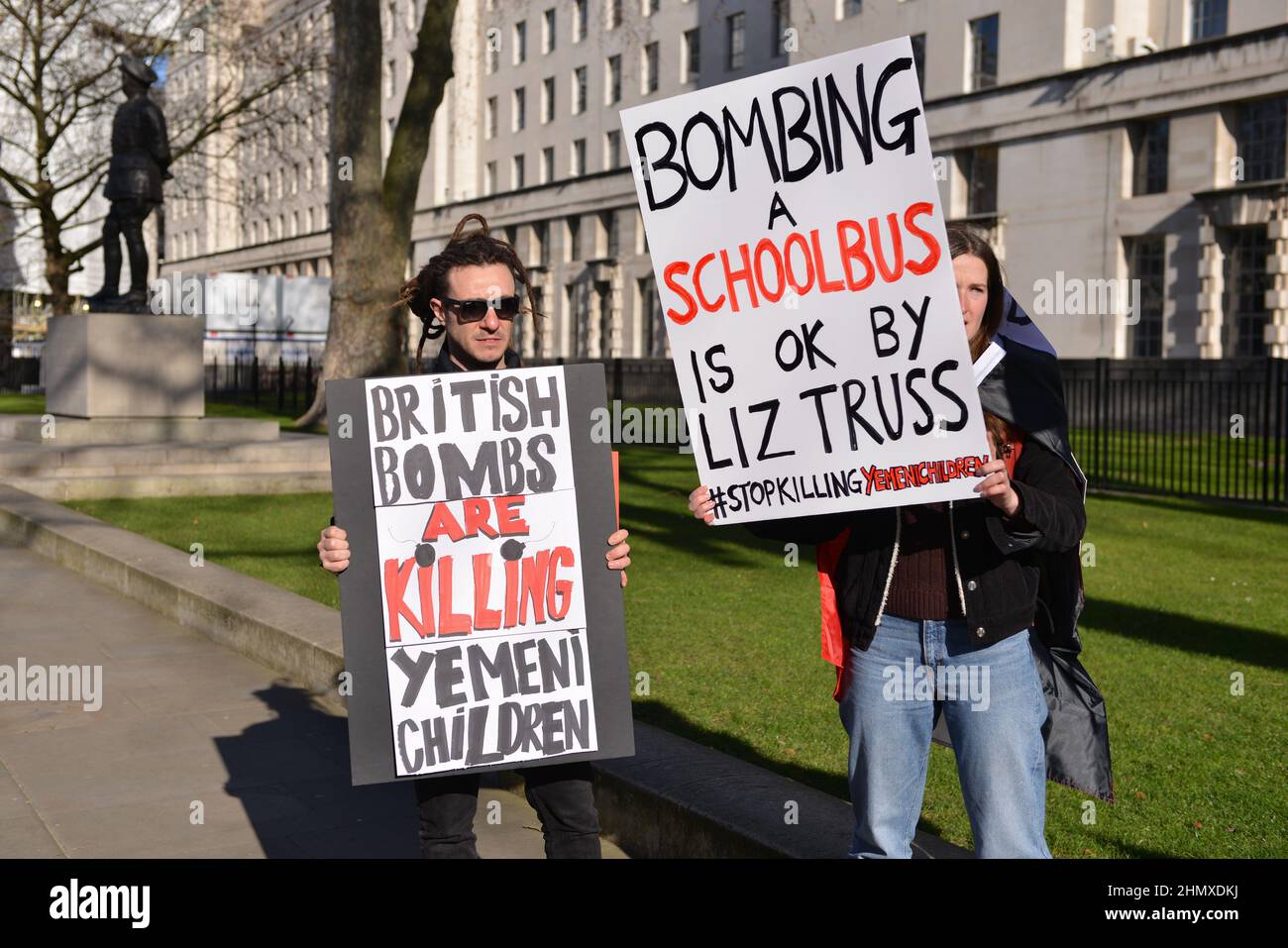 London, Großbritannien. 12th. Februar 2022. Demonstranten halten während der Demonstration Plakate mit ihrer Meinung gegenüber der Downing Street, um gegen den anhaltenden Krieg im Jemen zu protestieren. Die Demonstranten forderten ein Ende der Waffenverkäufe an die saudische Koalition. Kredit: SOPA Images Limited/Alamy Live Nachrichten Stockfoto