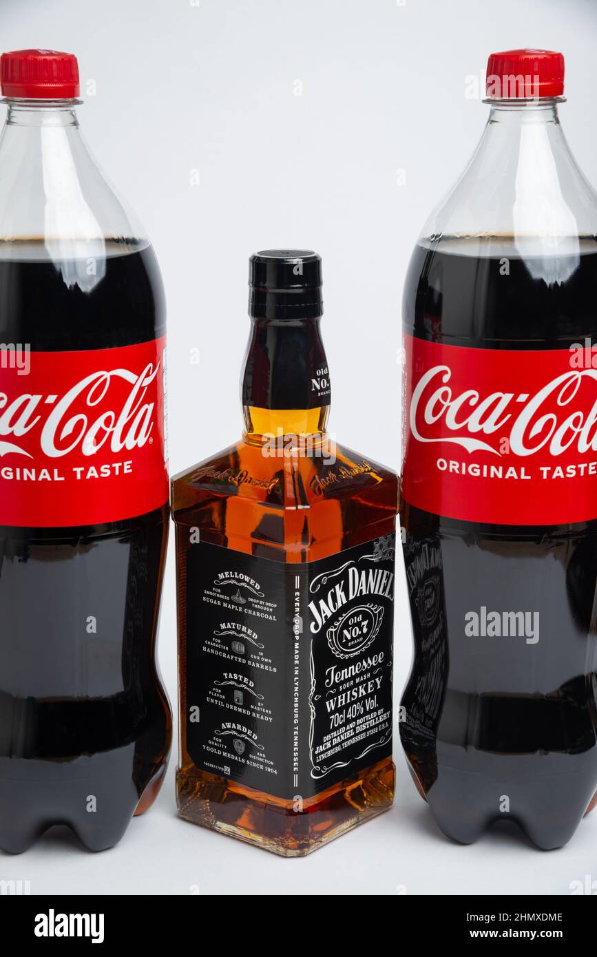 Riga, Lettland Februar 12,2022:Foto von Coca-Cola Plastikflasche und Jack Daniel Whiskey isoliert auf weißem Hintergrund mit Schneideweg Stockfoto