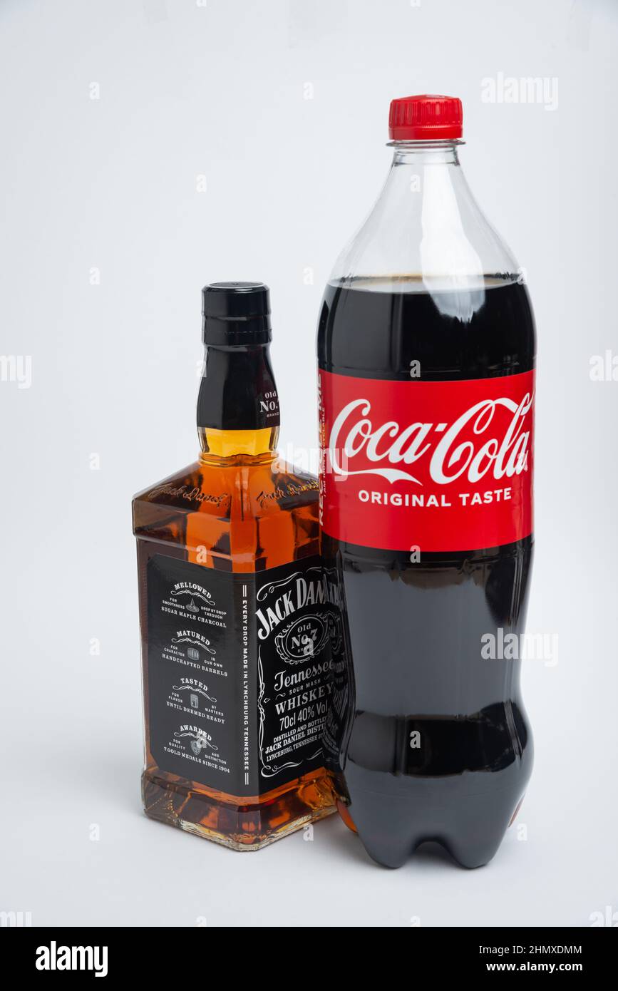 Riga, Lettland Februar 12,2022:Foto von Coca-Cola Plastikflasche und Jack Daniel Whiskey isoliert auf weißem Hintergrund mit Schneideweg Stockfoto