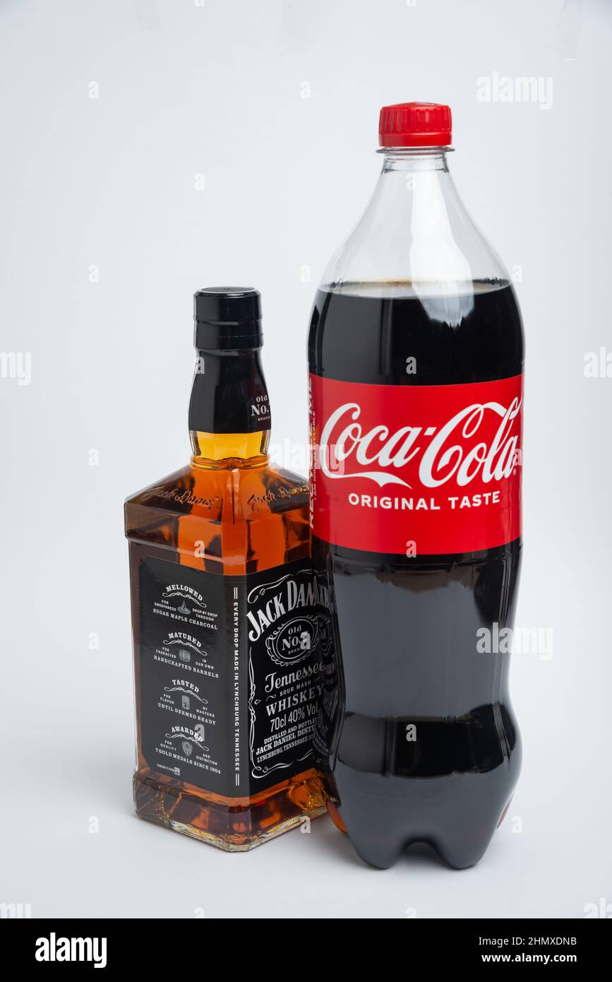 Riga, Lettland Februar 12,2022:Foto von Coca-Cola Plastikflasche und Jack Daniel Whiskey isoliert auf weißem Hintergrund mit Schneideweg Stockfoto