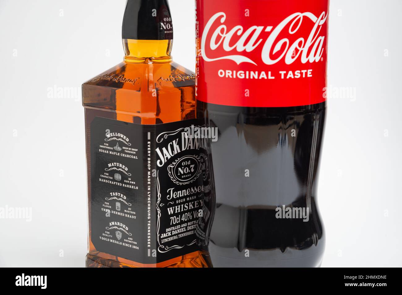 Riga, Lettland Februar 12,2022:Foto von Coca-Cola Plastikflasche und Jack Daniel Whiskey isoliert auf weißem Hintergrund mit Schneideweg Stockfoto