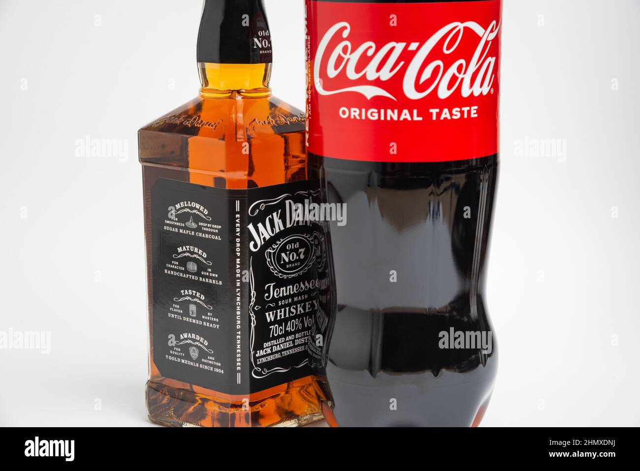 Riga, Lettland Februar 12,2022:Foto von Coca-Cola Plastikflasche und Jack Daniel Whiskey isoliert auf weißem Hintergrund mit Schneideweg Stockfoto