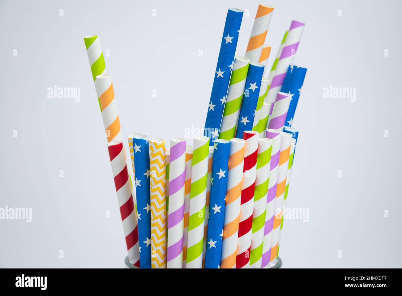 Bunte Trinkpapierhalme für Sommercocktails auf weißem Hintergrund. Speicherplatz kopieren. Stockfoto