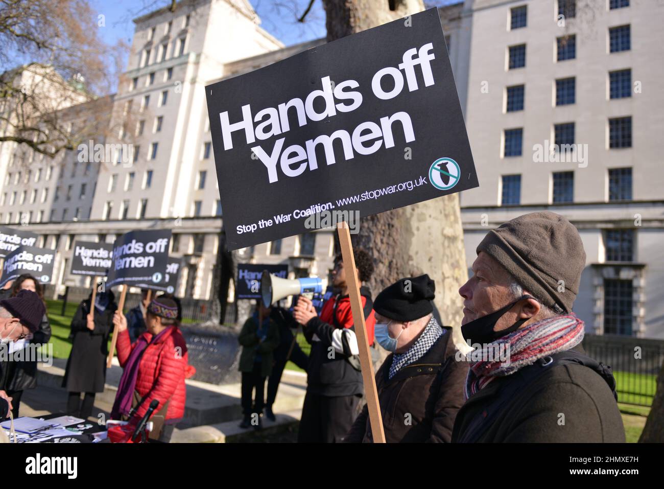 London, Großbritannien. 12th. Februar 2022. Demonstranten halten Plakate mit der Aufschrift "Hände weg vom Jemen" gegenüber der Downing Street während der Demonstration.Protest gegen den anhaltenden Krieg im Jemen. Die Demonstranten forderten ein Ende der Waffenverkäufe an die saudische Koalition. (Foto von Thomas Krych/SOPA Images/Sipa USA) Quelle: SIPA USA/Alamy Live News Stockfoto