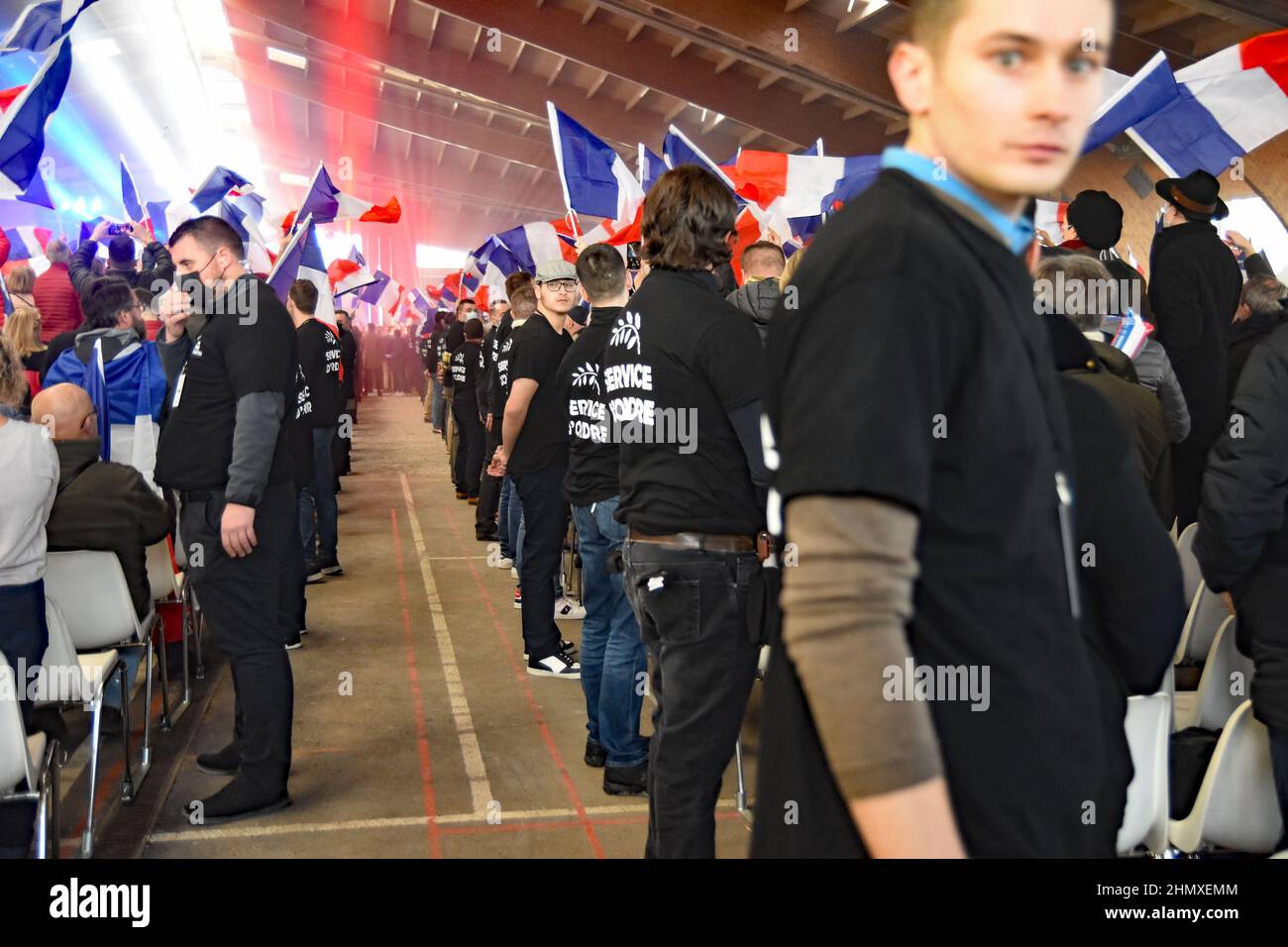 Saulieu, Frankreich. 12th. Februar 2022. Wahlkundgebung des rechtsextremen Präsidentschaftskandidaten Eric Zemmour am 12. Februar 2022 in Saulieu, Burgund, Bourgogne, Frankreich. Die Kundgebung wurde von 3500 Personen besucht die Sicherheit war streng, angesichts der vielen Todeskuren Zemmour hat Hunderte von Polizisten erhalten, die meisten in voller Aufstands-Ausrüstung waren anwesend. Hier war eine Gegendemonstration, von Kommunisten und linken Parteien, die den Präsidentschaftskandidaten einen Faschisten nannten. Keine größeren Konfrontationen aufgrund der großen Polizeipräsenz. (Foto: Teun Voeten/Sipa USA) Quelle: SIPA USA/Alamy Live News Stockfoto