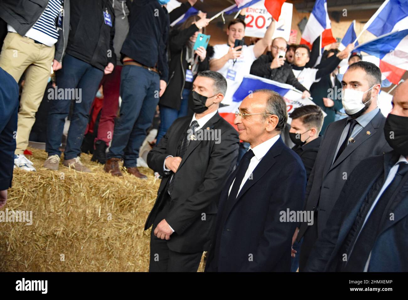 Saulieu, Frankreich. 12th. Februar 2022. Wahlkundgebung des rechtsextremen Präsidentschaftskandidaten Eric Zemmour am 12. Februar 2022 in Saulieu, Burgund, Bourgogne, Frankreich. Die Kundgebung wurde von 3500 Personen besucht die Sicherheit war streng, angesichts der vielen Todeskuren Zemmour hat Hunderte von Polizisten erhalten, die meisten in voller Aufstands-Ausrüstung waren anwesend. Hier war eine Gegendemonstration, von Kommunisten und linken Parteien, die den Präsidentschaftskandidaten einen Faschisten nannten. Keine größeren Konfrontationen aufgrund der großen Polizeipräsenz. (Foto: Teun Voeten/Sipa USA) Quelle: SIPA USA/Alamy Live News Stockfoto