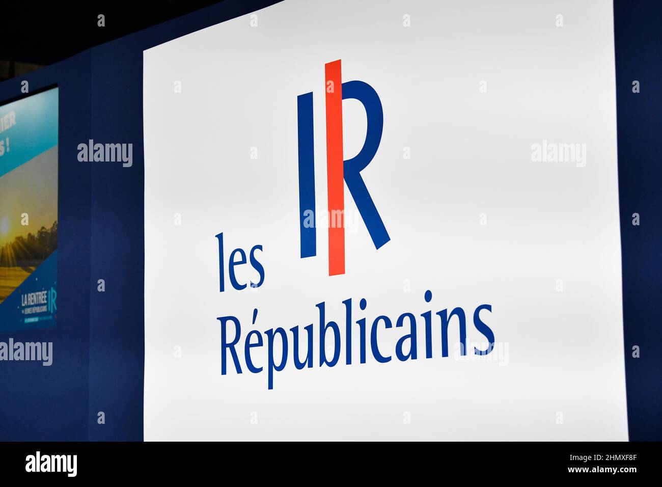Logo-Illustration der französischen rechten Partei Les Republicains (LR) während des jährlichen „Campus des Jeunes Republicains“ (Young Republicans Campus) h Stockfoto
