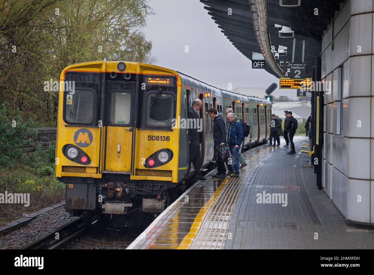 Passagiere, die am Bahnhof Sandhills in Liverpool in einen Merseyrail-Zug einsteigen Stockfoto