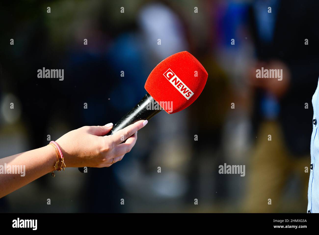 Mikrophondarstellung (Mikrofon oder mike) des französischen Free-to-Air-Nachrichtenkanals „CNEWS“ während des jährlichen „Campus des Jeunes Republicains“ (Junge Republikaner Stockfoto