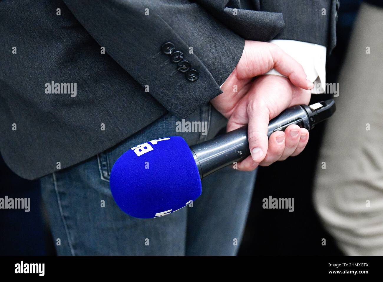 Mikrofondarstellung (Mikrofon oder mike) des französischen Nachrichtenjournalisten-Senders „BFM TV“ (oder „BFMTV“) während des jährlichen „Campus des Jeunes Repu“ Stockfoto