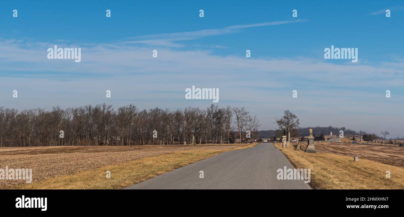 Denkmäler entlang der Reynolds Avenue und Reynolds Woods im Gettysburg National Military Park an einem sonnigen Wintertag in Gettysburg, Pennsylvania, USA Stockfoto