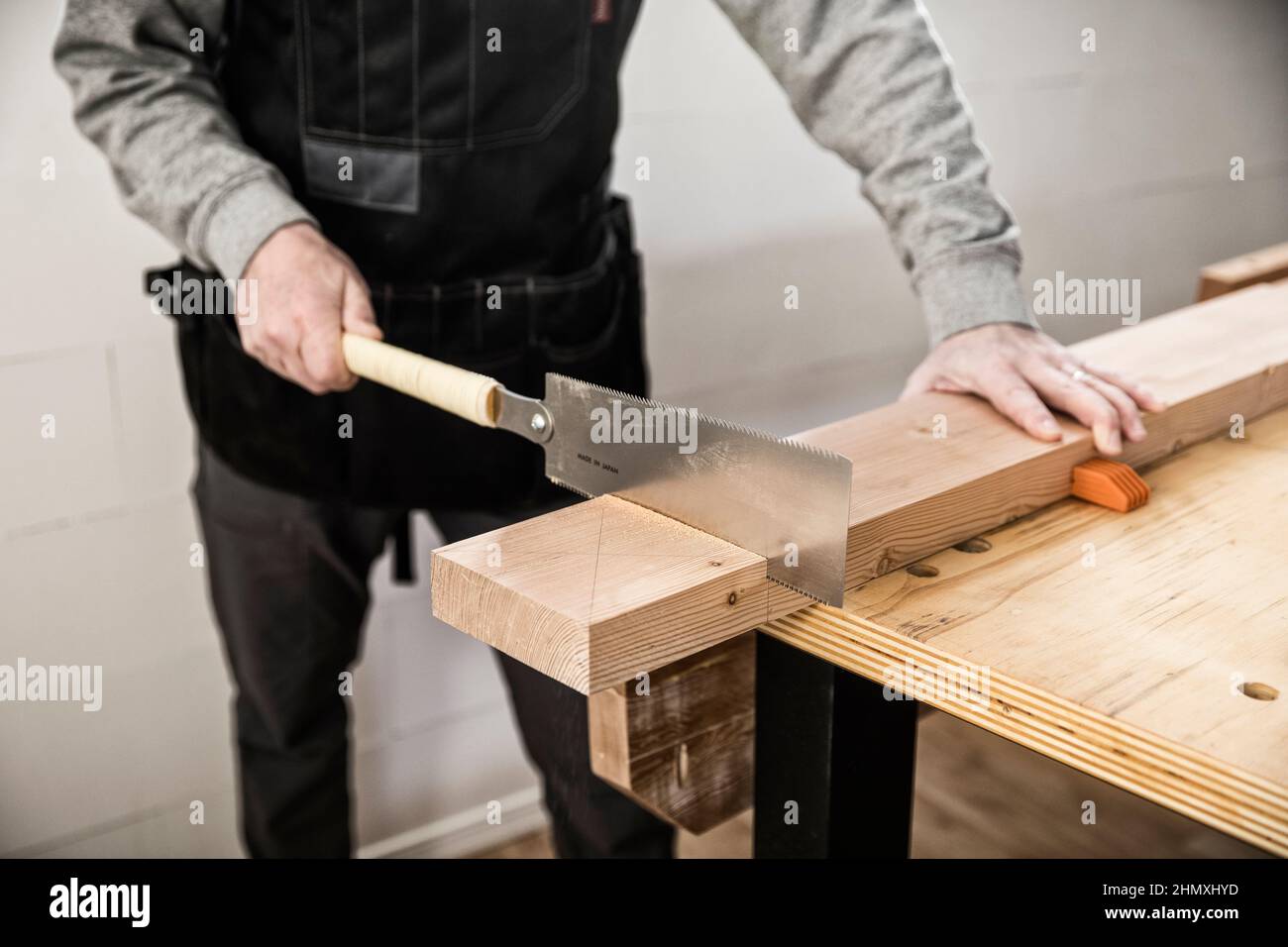 Sägen mit einer japanischen Ryoba-Säge. Stockfoto