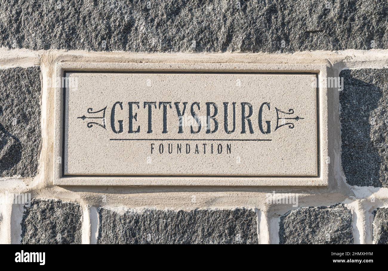 Ein Schild für die Gettysburg Foundation, eingebettet in eine Steinmauer in Gettysburg, Pennsylvania, USA Stockfoto