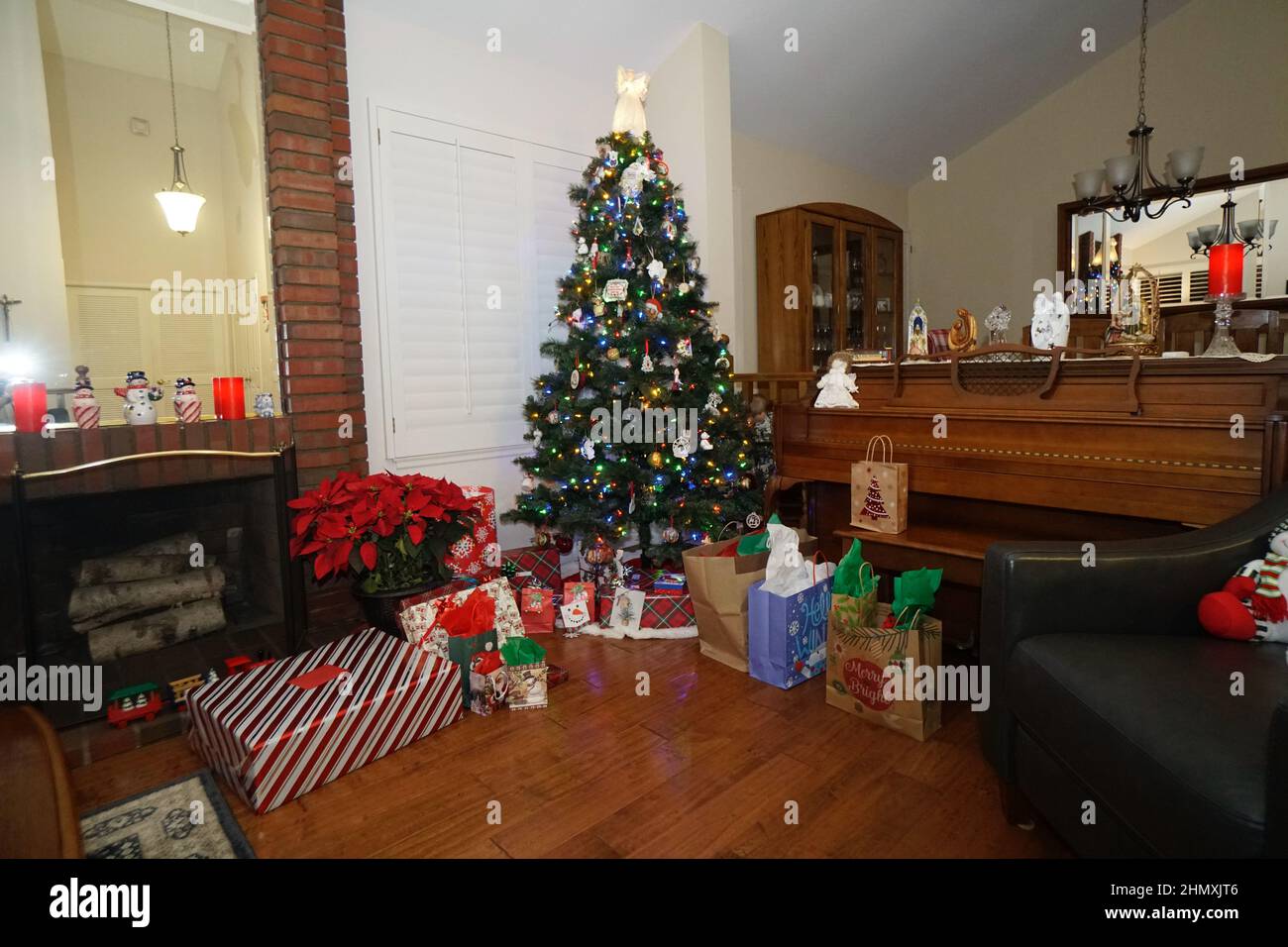 Weihnachtsbaum mit Geschenken Stockfoto